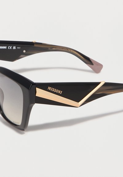 Μαύρα ορθογώνια γυαλιά ηλίου με φακούς διαβάθμισης και χρυσή διακοσμητική γωνιακή λεπτομέρεια στο μπράτσο του βραχίονα, με την επωνυμία "MISSONI".