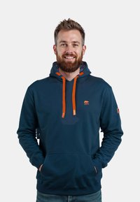 Marineblauer Hoodie aus weichem Stoff, mit orangenem Kordelzug und Akzenten, einer Kängurutasche und gemusterten Details an der Kapuze.