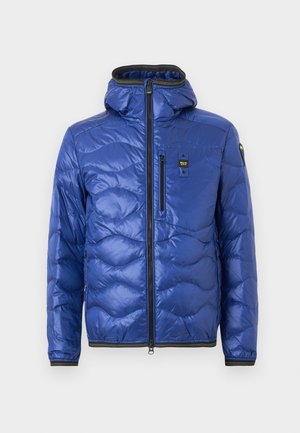 Sinine tikandis kapuutsiga jakk esiluku, lukuga rinnatasku ja elastsete varrukasäärtega, esitletud tavalise taustaga.