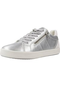 Silverfärgade lädersneakers med rund tå, platt vit sula och en sidodetalj med dragkedja. Har grå snören och kontrasterande accenter.