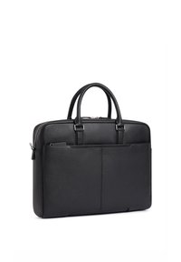 Bolsa de portátil de cuero negro con asas dobles, cierre de cremallera, bolsillo frontal y un acabado de textura suave. Forma rectangular, diseño minimalista.