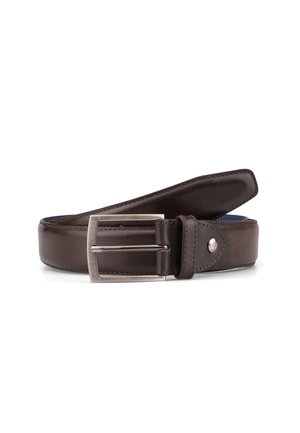 Donkerbruine leren riem met zilverkleurige rechthoekige gesp, opgerold met stikseldetail en een kleine metalen knop bij de gesp lus.