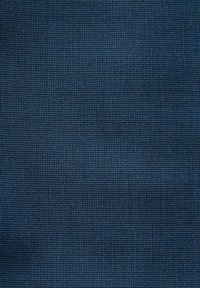 Dunkelblaues Textilgewebe mit einem feinen Muster aus hellblauen und grünen Fäden, das eine gitterartige Webart aufweist und für verschiedene Anwendungen geeignet ist.