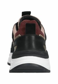 Zwarte en bordeauxrode sneaker met een textuur bovenkant, netdetails, een gevoerde kraag en een witte rubberen zool met een ronde vorm.