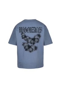 Tricou gri din bumbac, cu un design grafic negru ce prezintă fluturi și textul "M GONZALES" în litere stilizate pe spate.