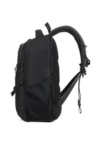 Sac à dos noir avec une surface texturée, plusieurs compartiments, des bretelles réglables et un panneau en maille ; poche latérale pour un espace de stockage supplémentaire.