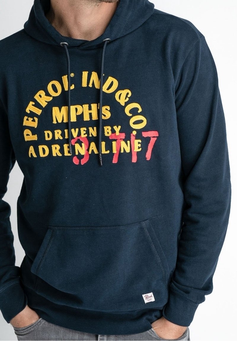 Granatowa bluza z kapturem wykonana z bawełny, z przednią kieszenią, kapturem ze sznurkiem i wyraźną grafiką z żółto-czerwonym napisem.