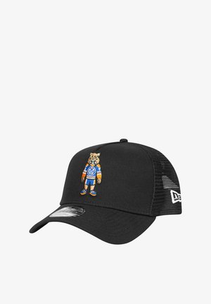 Schwarze Baseballkappe mit gebogenem Schirm, auf der Vorderseite mit einem gestickten Maskottchen in blauer Uniform und orangefarbenen Akzenten. Mesh-Rückendesign.