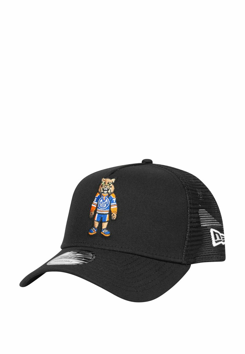 Schwarze Baseballkappe mit gebogenem Schirm, auf der Vorderseite mit einem gestickten Maskottchen in blauer Uniform und orangefarbenen Akzenten. Mesh-Rückendesign.