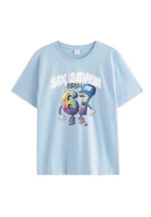 Lyseblå t-shirt med tegneserie-tallene 6 og 7 iført sko og en blå cap, med teksten "SIX SEVEN BRUH" over dem.