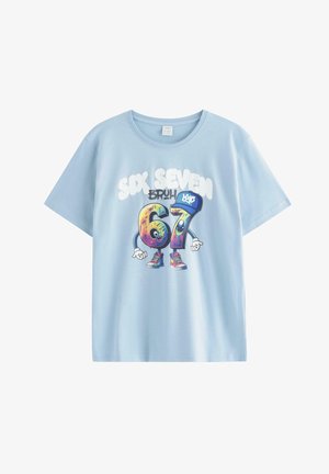 Lyseblå t-shirt med tegneserie-tallene 6 og 7 iført sko og en blå cap, med teksten "SIX SEVEN BRUH" over dem.