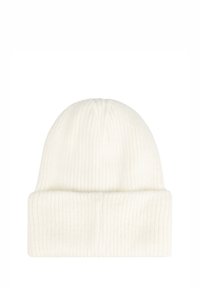 Prążkowana dzianinowa czapka w kolorze białym, z podwiniętym mankietem u podstawy. Miękka w dotyku, dopasowany fason, odpowiednia na zimne dni.