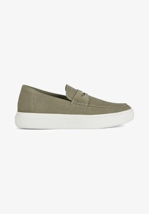 Olijfgroene suède loafer met witte rubberen zool, mocassinnaaien en een banddetail over de bovenkant.