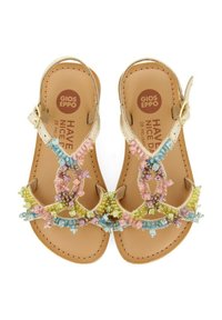 Sandalias planas de cuentas con correas doradas, que presentan adornos en rosa pastel, azul y verde, y una plantilla de cuero color tostado.