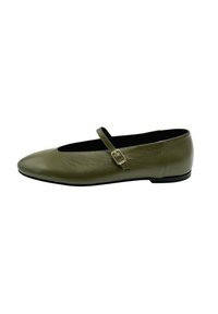 Grüne Leder-Ballerinas mit rundem Zeh, Knöchelriemen mit Schnalle und glatter Oberfläche. Flache Sohle für einfachen Tragekomfort.