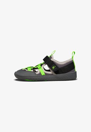 Leichte graue und schwarze Sandale mit neongrünen Riemen und Zuglaschen, geschlossenem Zehenbereich und profilierter Sohle für Outdoor-Aktivitäten.