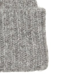 Szara dzianinowa czapka beanie o prążkowanej fakturze, wykonana z miękkiej wełny, z lekko luźnym dopasowaniem na górze i ciasno dzianym brzegiem.