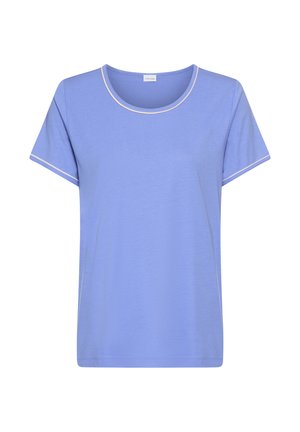 Lichtblauw T-shirt met korte mouwen en witte randjes aan de kraag en mouwzomen, met een ronde halslijn en een eenvoudig, effen ontwerp.