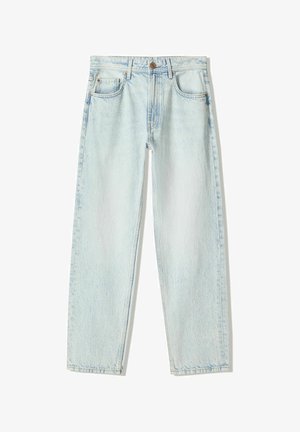 Jean en denim bleu clair avec une coupe ample, une jambe droite, cinq poches et une fermeture à bouton classique à la taille.