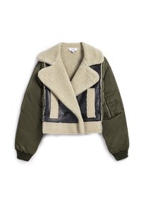 Gekürzte Jacke mit einem Lammfellkragen, olivgrünen Ärmeln und schwarzen Kunstlederakzenten. Verfügt über eine mit Reißverschluss verschlossene Tasche am linken Arm.