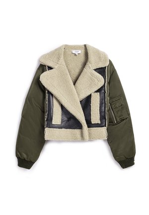 Kort jasje met een schapenbont kraag, olijfgroene mouwen en zwarte nep leren accenten. Heeft een heteluchtzakje op de linkerarm.