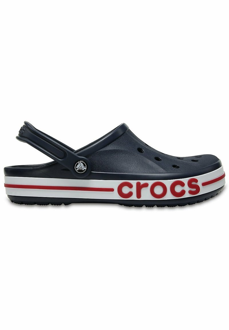 Sabot Crocs bleu marine avec des trous d'aération, une bride arrière réglable, et une semelle blanche avec des bandes rouges ainsi que le texte "crocs".