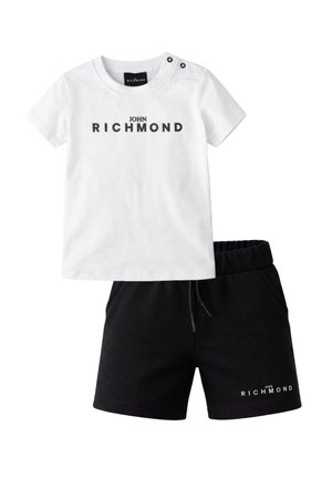T-shirt bianca a maniche corte con scritta "John Richmond" e bottoni neri sulla spalla, abbinata a pantaloncini con vita elastica neri con scritta del logo.