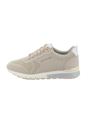 Baskets tricotées beiges avec une tige texturée, un design à lacets, des accents légers et une semelle rembourrée avec un détail métallique au niveau du talon.