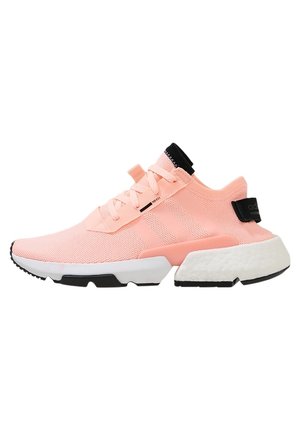 Zapatilla deportiva de color rosa claro con suela blanca y negra, parte superior de malla, cierre de cordones y lengüeta negra en el talón.