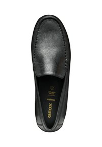 Scarpa nera in pelle slip-on con tomaia testurizzata, dettagli cuciti e logo dorato sulla soletta. Progettata per comfort e traspirabilità.