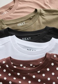 Viisi taiteltua crew neck -puseroa väreissä beige, oliivinvihreä, musta, valkoinen ja ruskea, joissa valkoisia pilkkuja, jokaisessa kauluksessa merkki "NEXT".