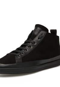 Sneaker alte nere realizzate in suede e pelle. Presentano occhielli metallici, lacci piatti e una suola in gomma a texture. Logo sulla linguetta.