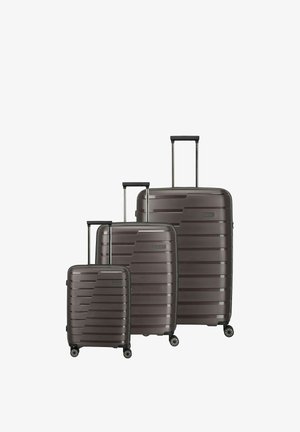 Trois valises rigides gris foncé en petites, moyennes et grandes tailles, chacune avec quatre roues et poignées télescopiques extensibles.