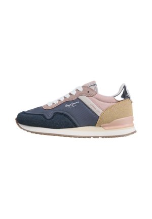 Seitenansicht eines Low-Top-Sneakers in Navy, Pink, Beige und Weiß mit weißen Schnürsenkeln, Gummisohle und Markenaufschrift „Pepe Jeans London“.