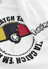 Next LICENSED POKEMON PIKACHU - REGULAR FIT - Triko s potiskem - white