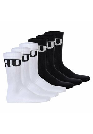 Sechs Paar Crew-Socken, drei in Weiß mit schwarzem Logo-Band und drei in Schwarz mit weißem Logo-Band, gerippte Textur, aus Baumwollmischung.