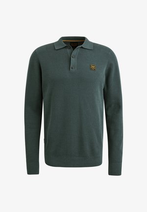 Polo shirt à manches longues vert, en tissu tricoté texturé, avec un plastron à trois boutons, un patch de marque sur la poitrine, et des poignets et un ourlet côtelés.