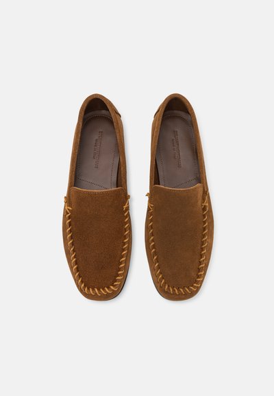 Stuart Weitzman MONTAUK VENETIAN MOC - Chaussons - tan