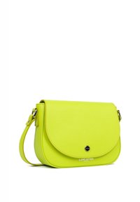 Borsa a tracolla verde lime realizzata in pelle texturizzata, con una patta curva, tracolla regolabile e accessori in argento con dettagli del logo.