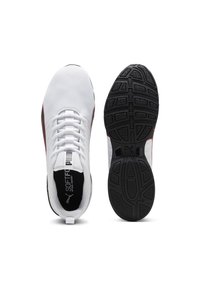 Weiße Sportschuhe aus Mesh-Material, mit einer schwarzen Gummi-Außensohle, tonal gefärbten Schnürsenkeln und seitlichen Akzenten in Rot. Sichtbares "SOFTFOAM+" Branding.