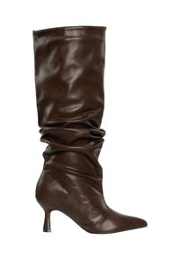 Bota alta de cuero marrón oscuro con diseño holgado, punta afilada y tacón delgado de altura media, vista lateral.