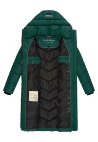 Giubbotto puffer verde con colletto alto, chiusura con zip e foderatura trapuntata nera. Presenta due tasche interne e un'etichetta con logo.