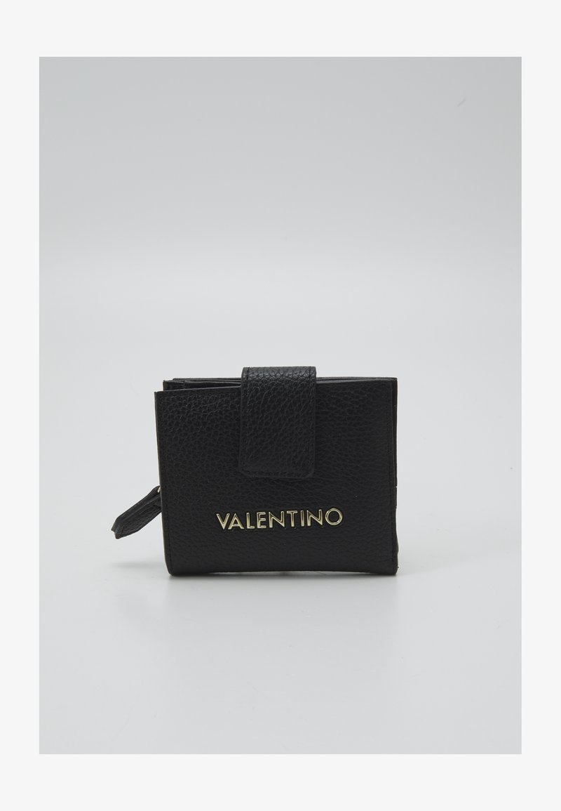 Portofel din piele neagră cu o suprafață texturată, închidere cu capsa și logo-ul auriu "VALENTINO" pe partea din față. Design compact și rectangular.