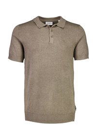 Polo de punto marrón con mangas cortas, cuello, tres botones y dobladillo acanalado. Presenta un sutil logo en el pecho.