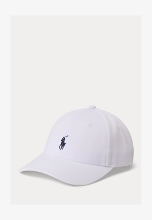 Hvitt baseballcaps med buet brem og liten svart brodert polo-spillerlogo på frontpanelet.