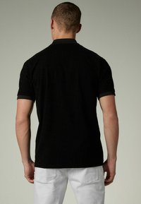 Next FLOCKED - Polo krekls - black geo