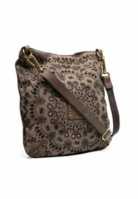 Borsa marrone realizzata in tessuto testurizzato, con motivi decorativi neri a paisley. Presenta un manico a spalla e dettagli in metallo dorato.
