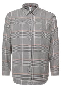 Camisa de cuadros en blanco y negro de manga larga con líneas de acento naranjas, con botones en la parte delantera, cuello clásico y textura de tela suave.