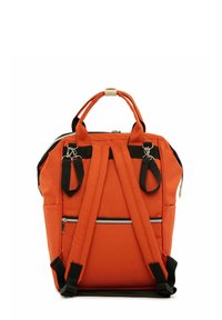 Sac à dos en tissu orange avec des bretelles noires, deux poignées supérieures, deux compartiments zippés et une poche zippée à l'avant.