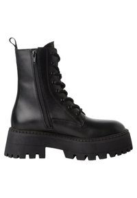 Botas de cuero negro hasta el tobillo con una suela gruesa, cierre de cordones en la parte frontal y cremallera lateral. Textura suave y detalles de costura reforzada.